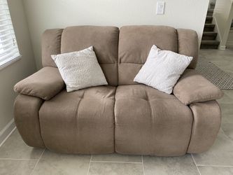Dual reclining loveseat couch