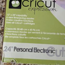 LIKE NEW CRICUT EXPRESSIONS PERSONAL ELECTRIC CUTTING MACHINE  W/ACCESSORIES