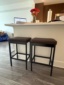 2 bar stools- like new