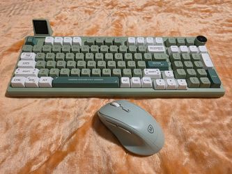 Green Wireless Mechanical Keyboard with Mini Dispaly