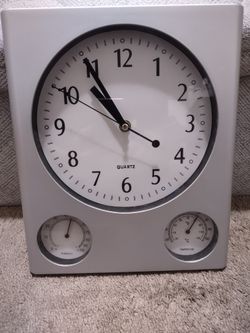 Silver Wall Humidity Temperature Clock
