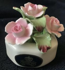 AYNSLEY ENGLAND HAND MODELLED FINE BONE CHINA PORCELAIN FLOWERS IN VASE