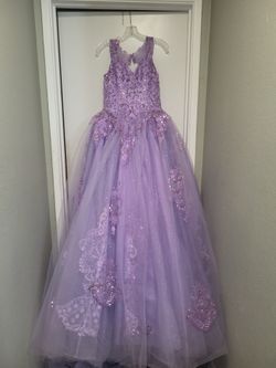 Lilac Quinceñera dress,bouquet of flowers,and 2 crowns