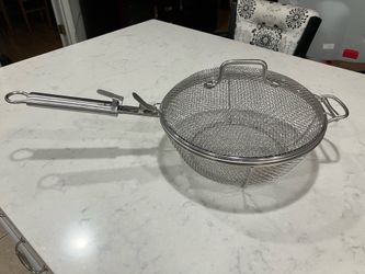 Deep fry basket with handle and locking lid