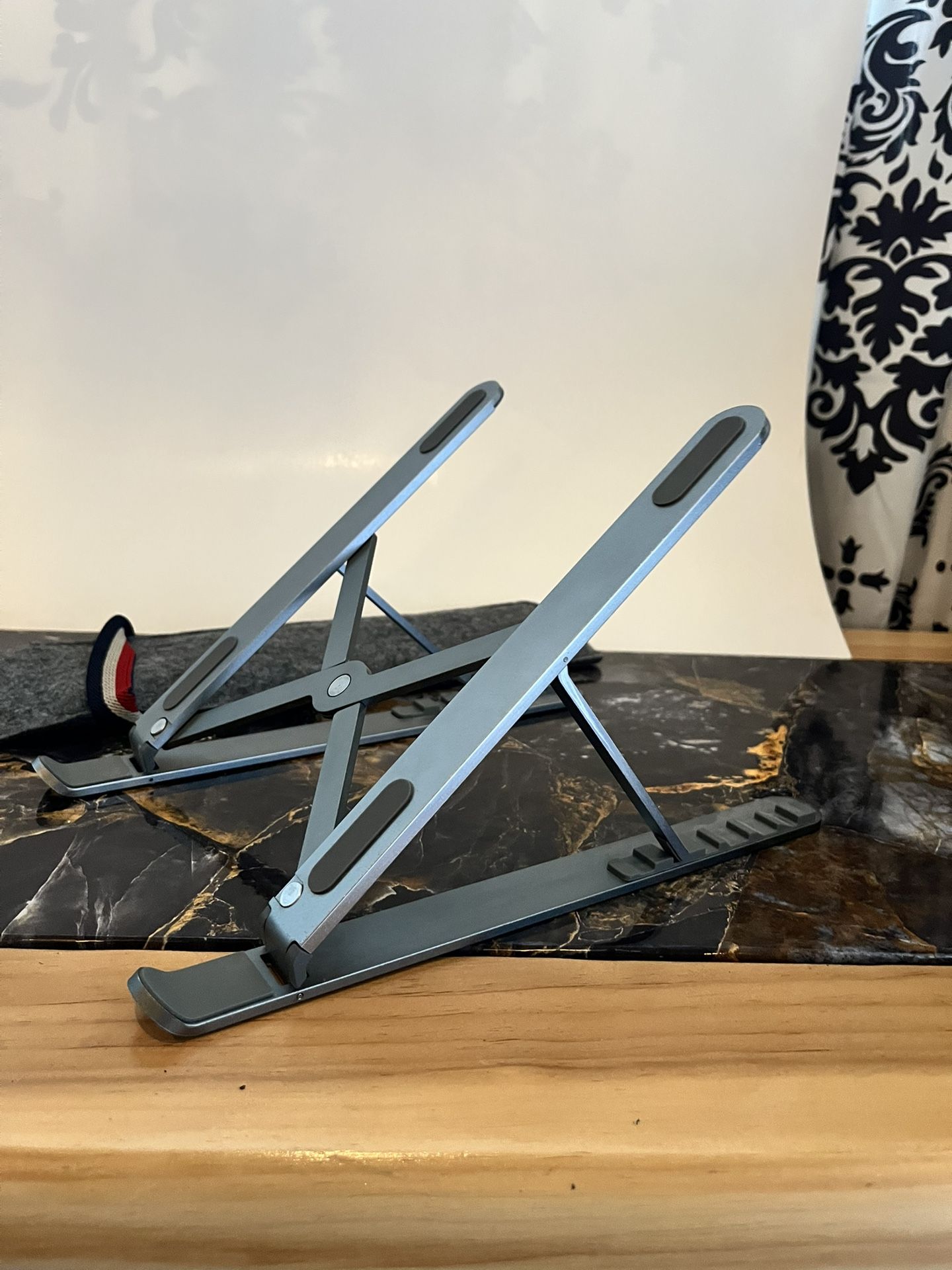 Collapsible laptop Stand