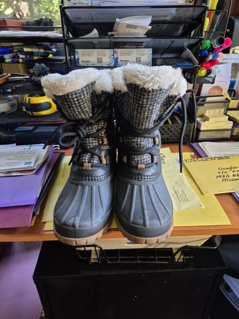 Girls Size 6 Snow Boots. Great Shape