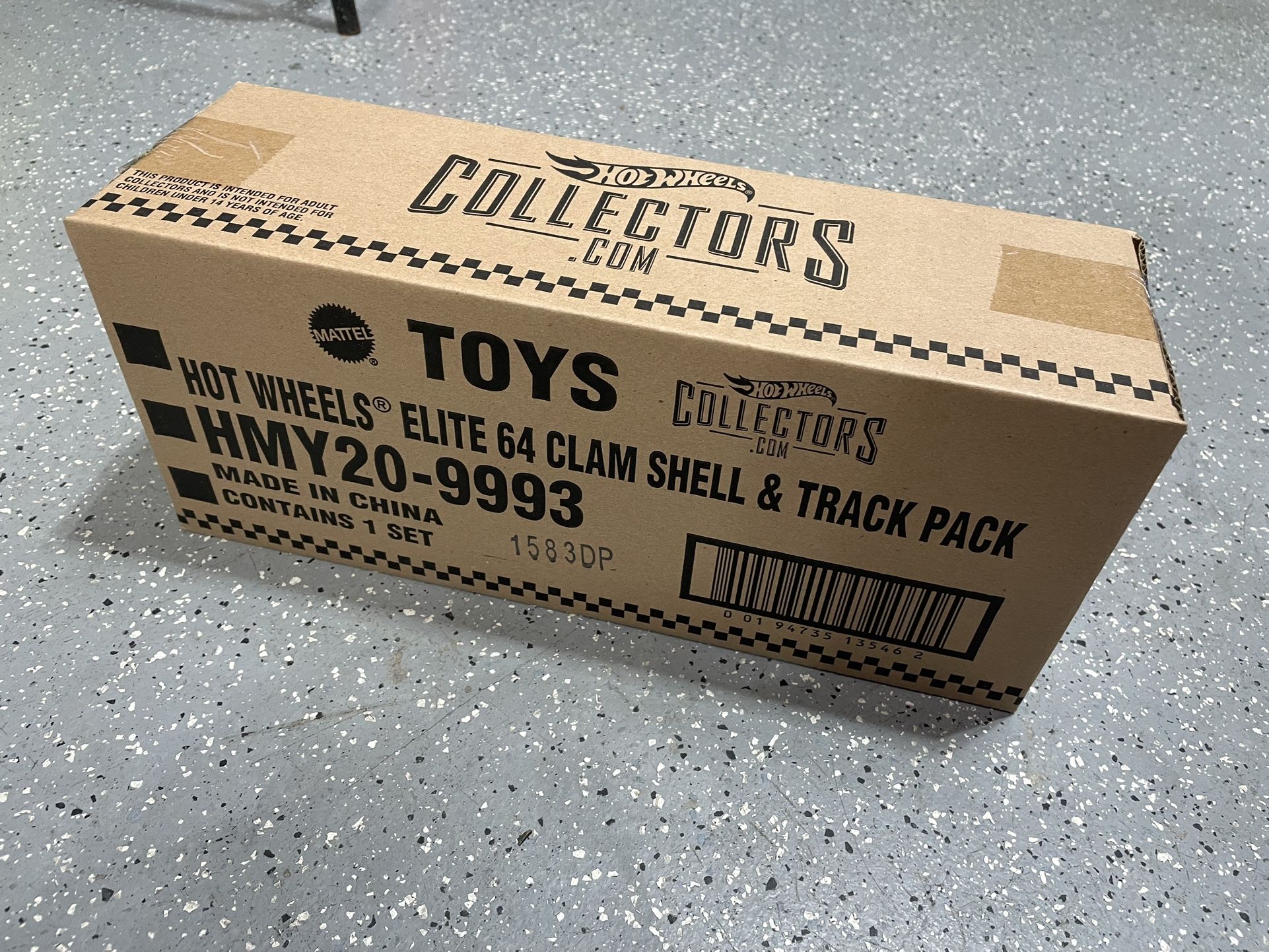 Hot Wheels Premium Clamshell Protector Ten Pack and Track