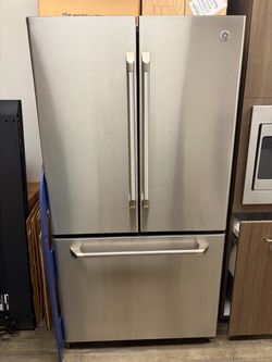 GE Refrigerator French doors bottom freezer ice maker and water