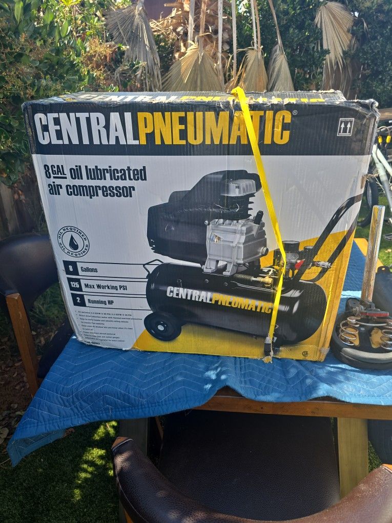 Centromatic eight gallon oil lubricated air compressor