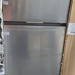 (New) Hisense 18.0 -cu ft Top Freezer Refrigerator (Stainless Steel Look)