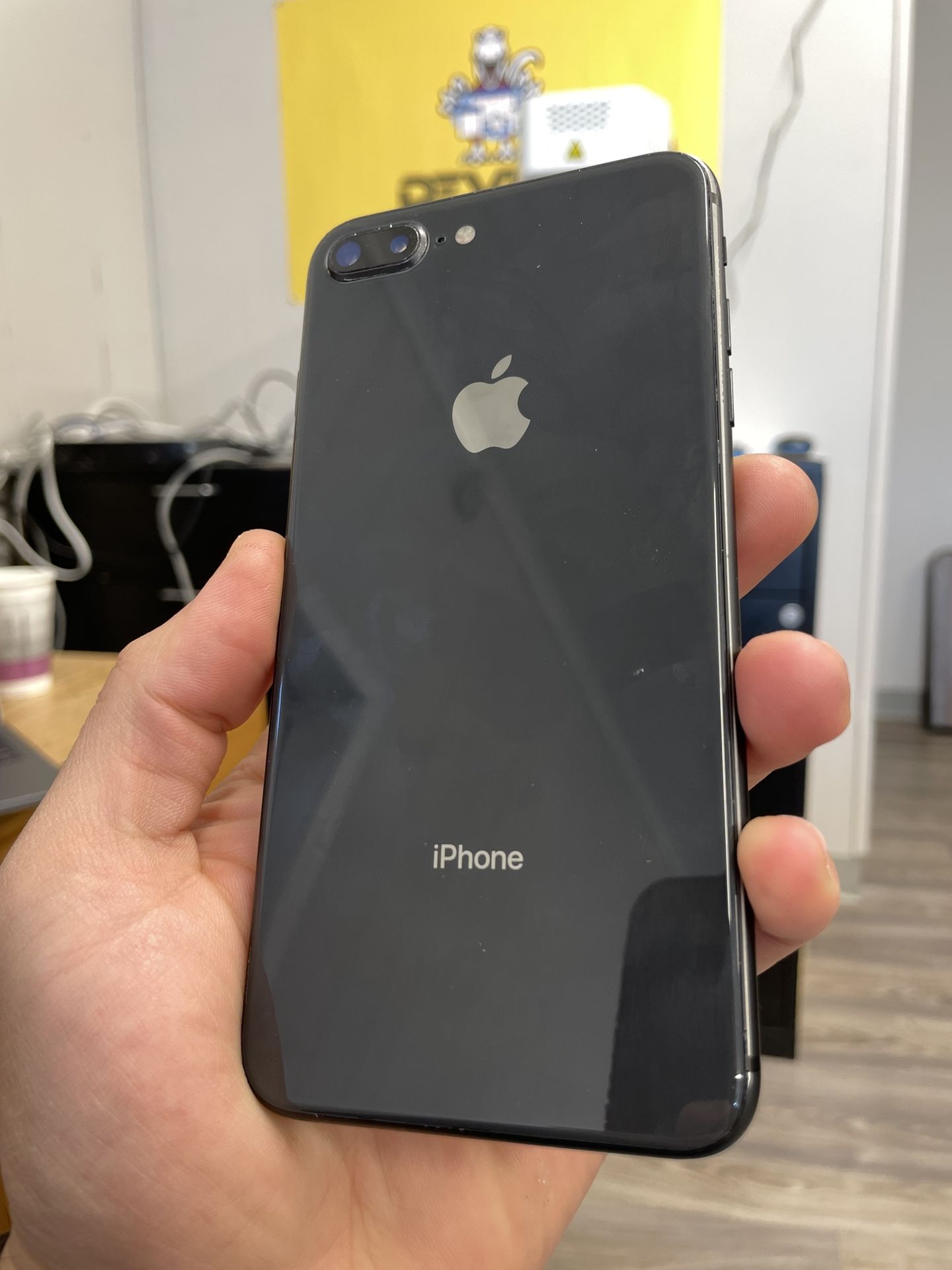 Iphone 8 Plus / 64gb