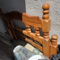 Box spring and bed frame. Cajon de cama y estructura de cama.