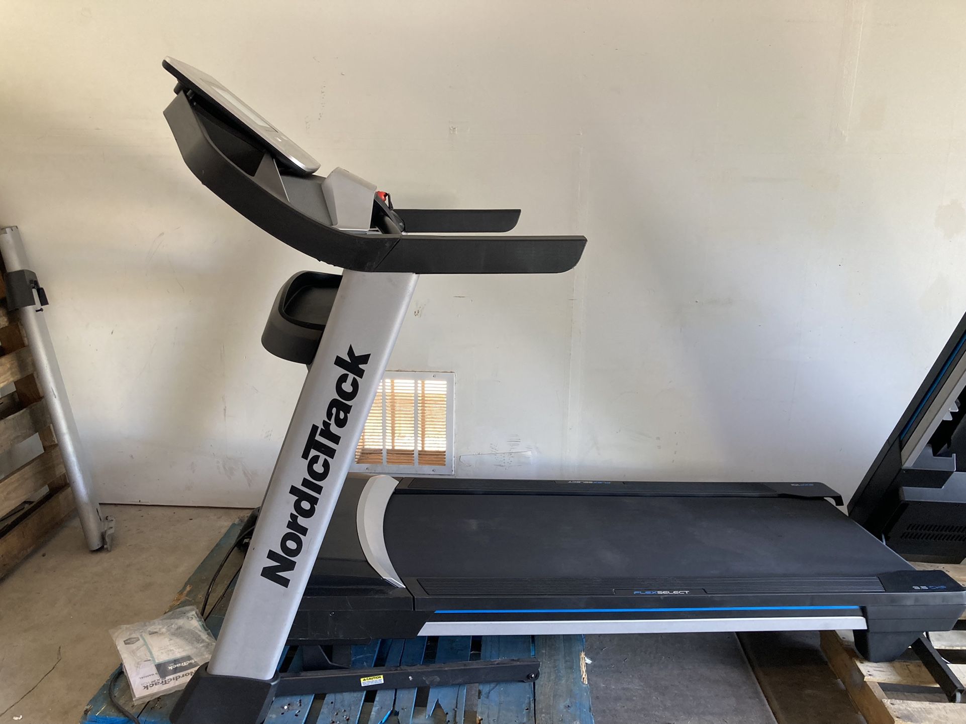 NORDICTRACK TREADMILL 10I WITH 1YR IFIT MEMBERSHIP !!!!!