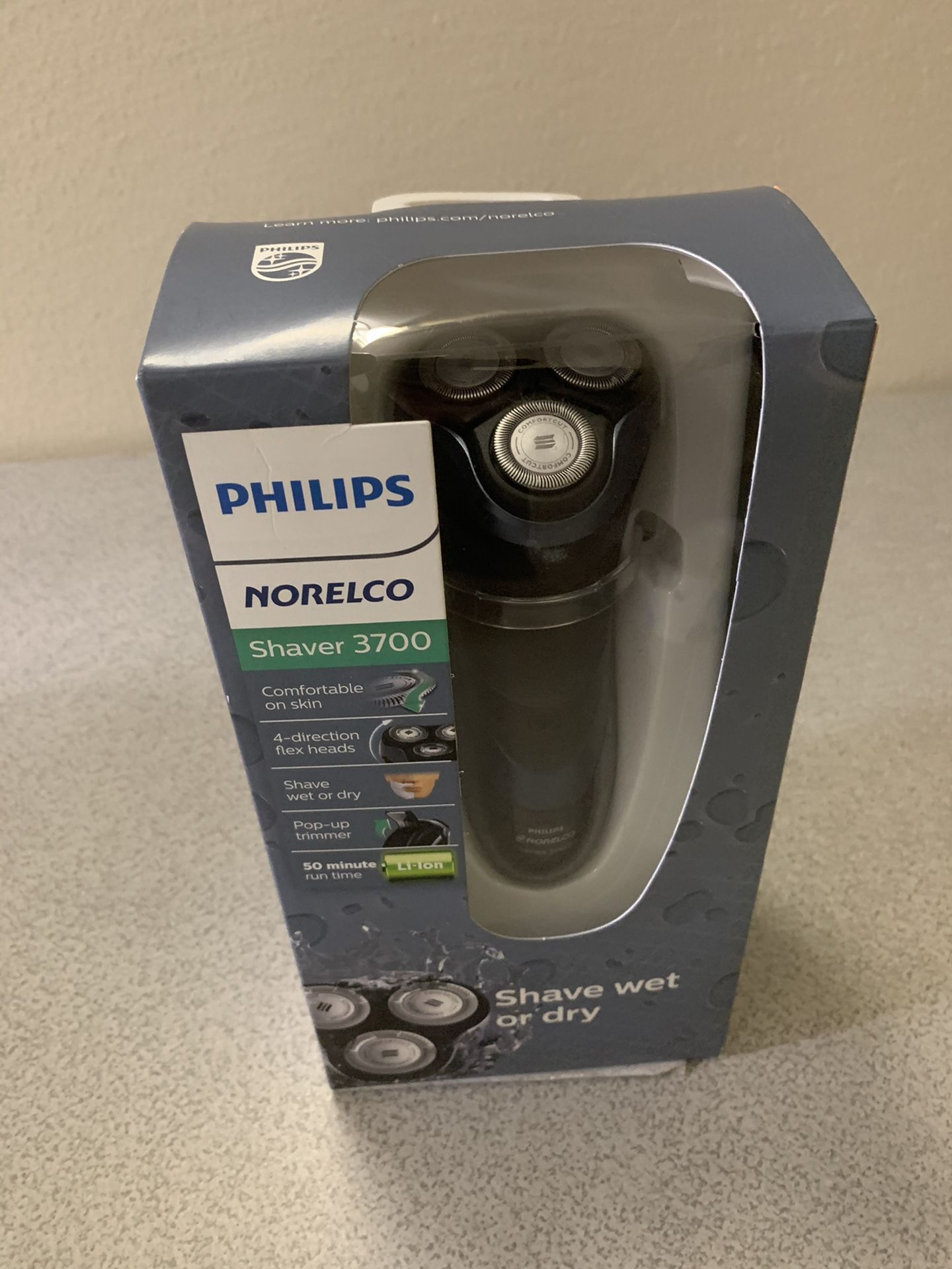 Philips Norelco Electric Shaver 3700 Series 3000 ComfortCut Shower Proof Shaver