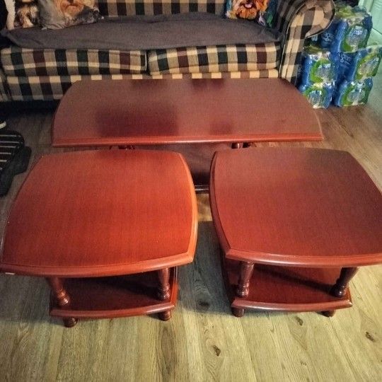 coffee table and 2 end tables (( Delivery Available ))