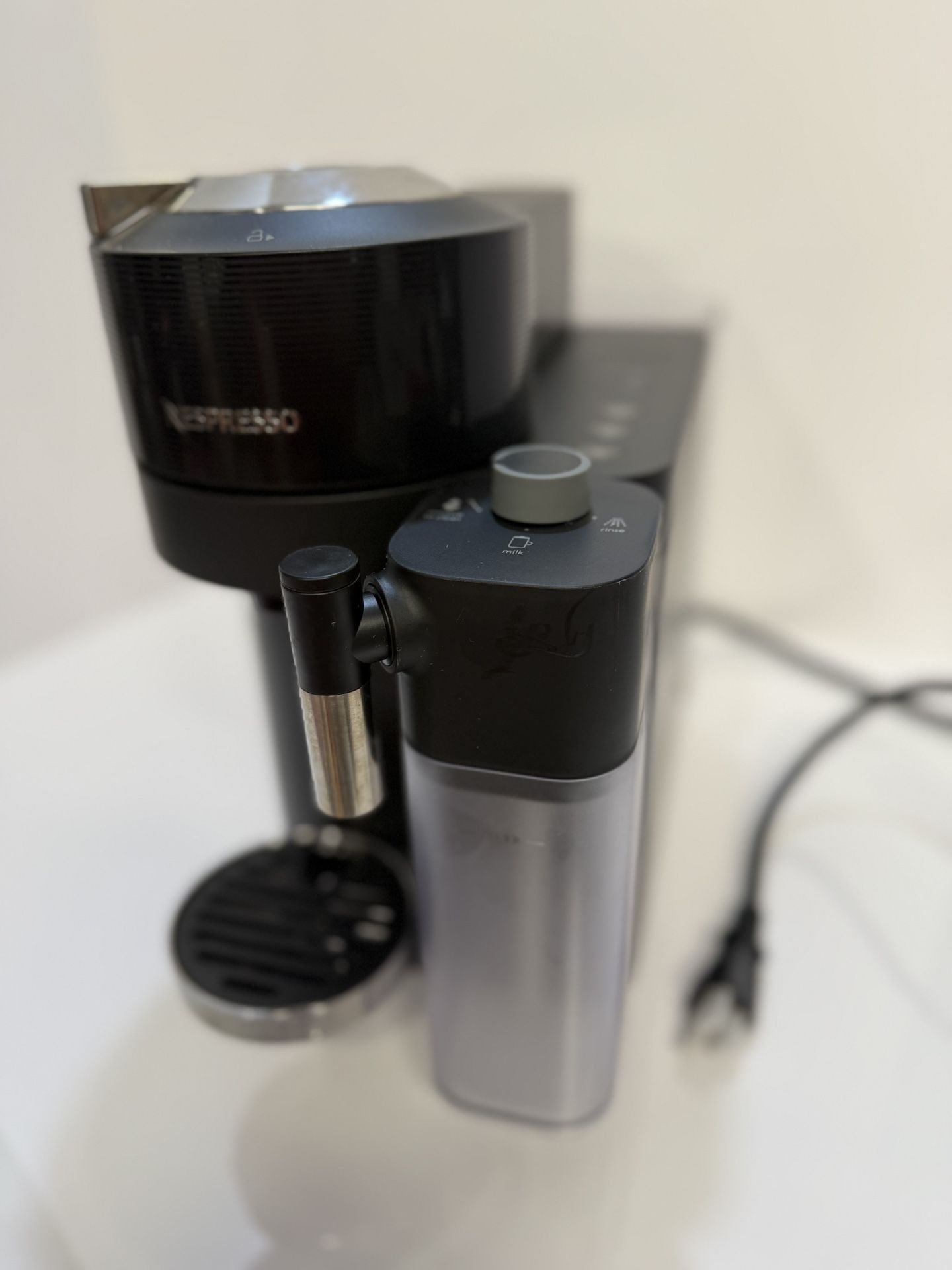 Nespresso Vertuo Lattissima Coffee and Espresso Maker by De'Longhi, Matte Black & Glossy