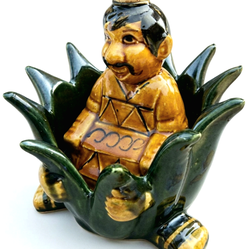 VINTAGE MEXICAN MAN IN AGAVE PLANT TEQUILA DECORATIVE DECANTER DECOR.