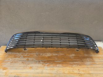 2018-2020 Toyota Camry XLE/Hybrid GRILLE LOWER BUMPER OEM 