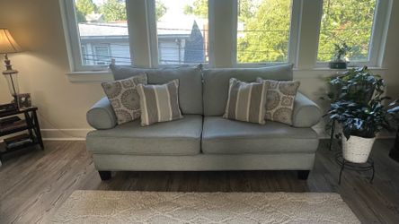 Premium RAYMOUR & FLANIGAN 4-Seater Sofa - Ergonomic Design