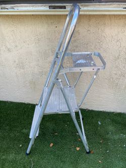 Sturdy Stepladder - Cuprum 4 1/2 Ft. Platform Stepladder - See My Other Items 🙂