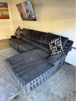 * Like New * Living spaces 3pc Modular recliner sectional sofa ( Free Delivery )