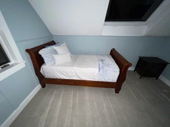 🛏️ Bombay Company Twin Sleigh Bed – Excellent Condition – $325 OBO  Beautiful Bombay Company Twin