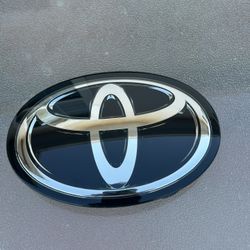 2019-2024 Toyota RAV4 Camry Front Grille Emblem 53141–33130/33140 OEM Broken Tab