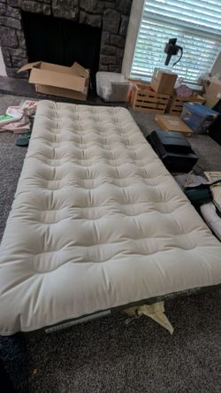 Twin air mattress with pump