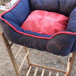 Ellen DeGeneres Love Pet Bed  20”  X 16” X 5”