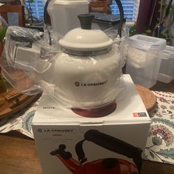Le Creuset Water / Tea Kettle- White,
