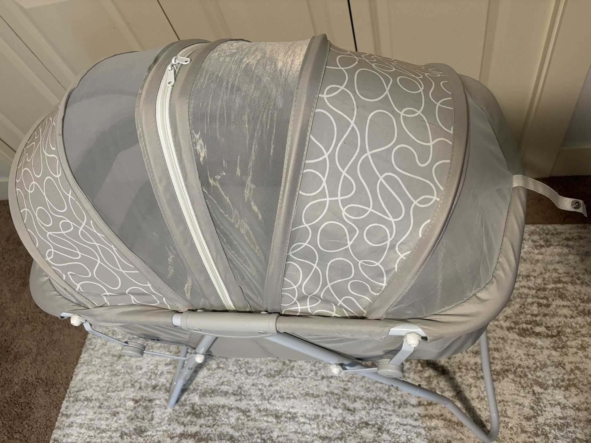 DREAM Bassinet SUPER CLEAN HARDLY USED Plus+ 3 Bonus Sheets