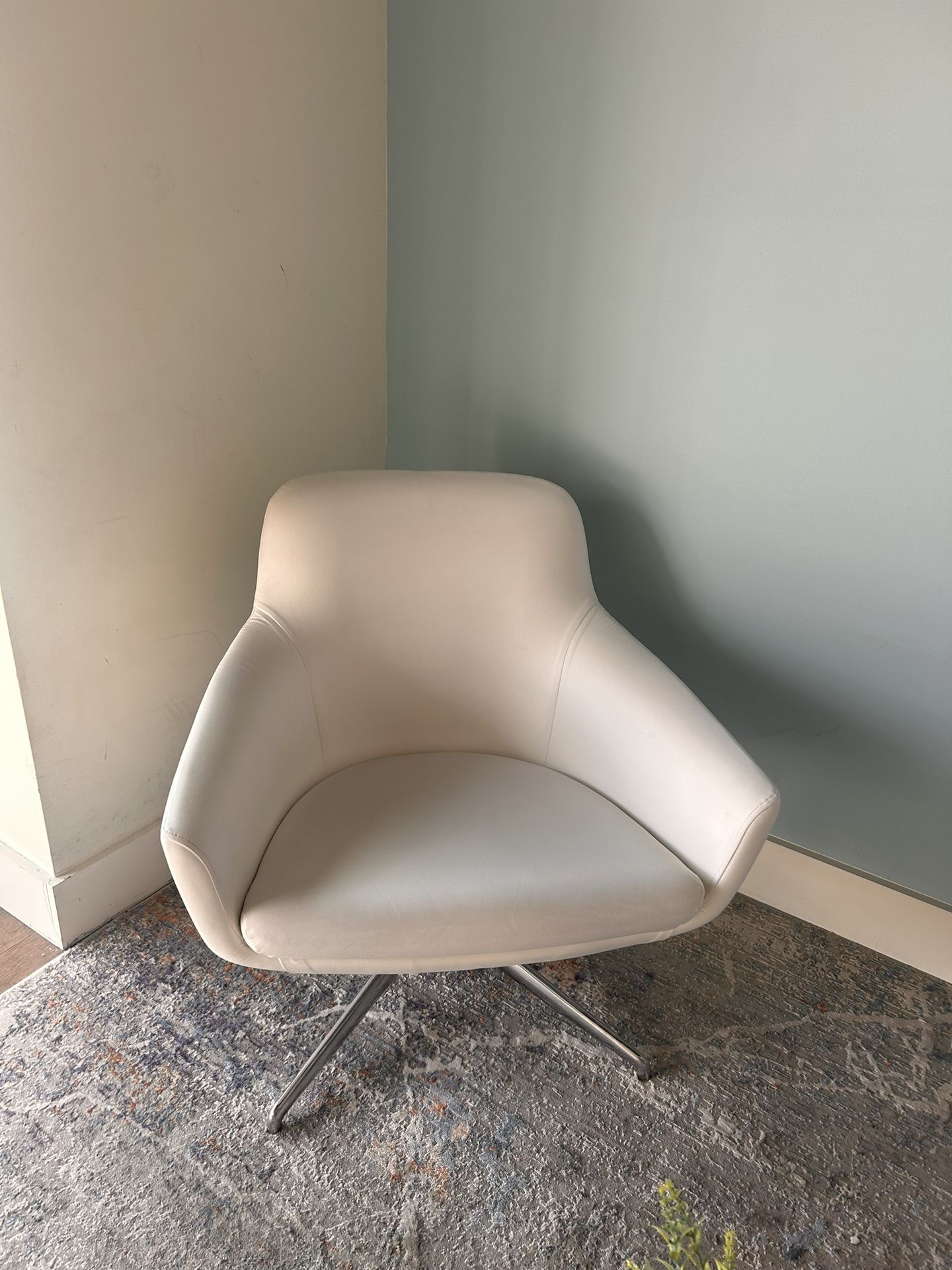 Chic Lounge Chairs for Beauty Suite | Like New (Set Available)