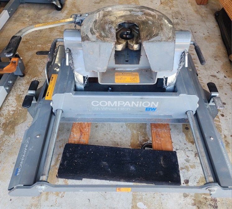 B&W Companion 5TH Wheel Slider Hitch