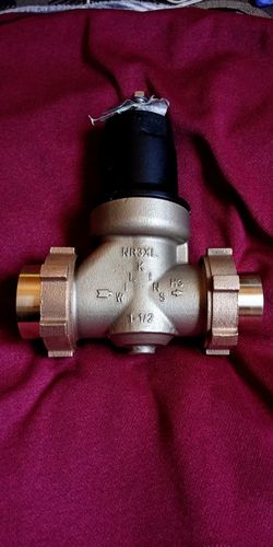 Zurn Wilkins  water pressure reducing valve  FNPT 1-1/2 in pipe size cast bronce new out of the box
