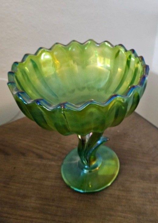 Vintage green carnival glass bowl / candy dish on lotus stem. Unmarked.
Measures:
19 cm high
15 1/2 cm