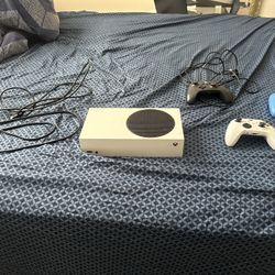 Xbox Series S. With 3 Controllers