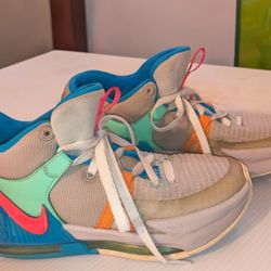 Nike Lebron Witness Vii (Big Kid)  6.5 Youth