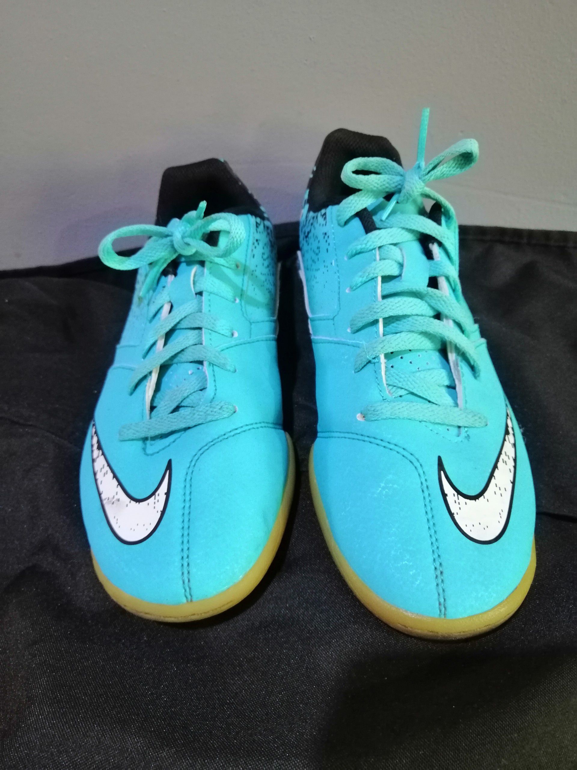 Nike indoor soccer shoes 5y