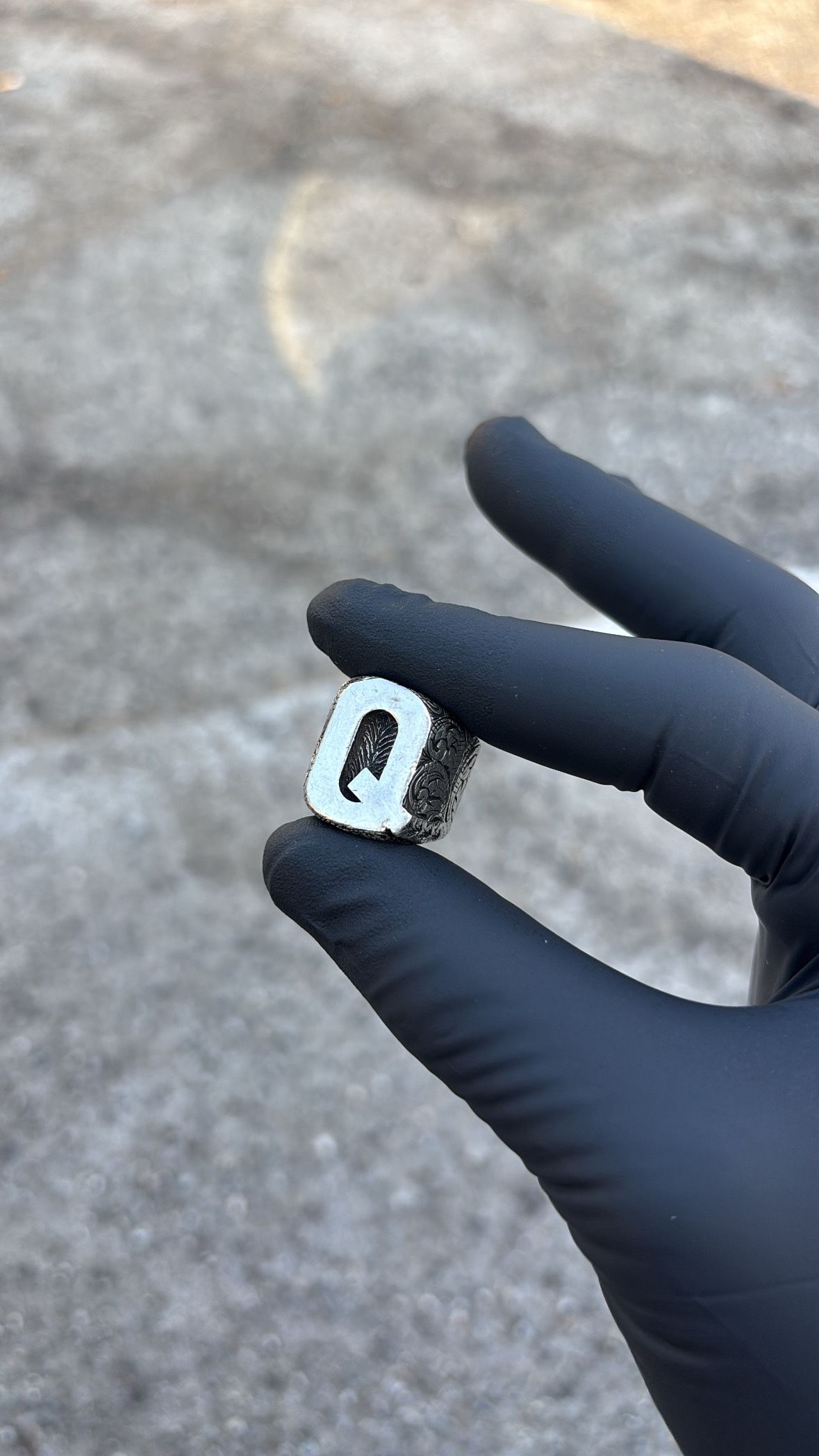 Gucci Letter Ring “Q”