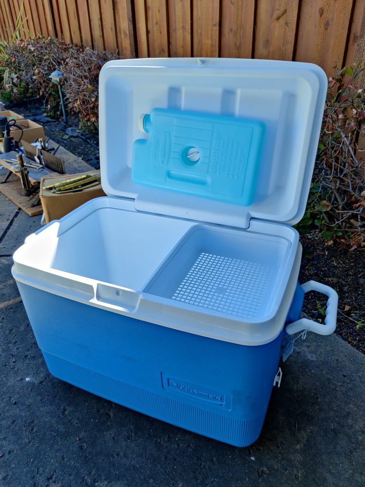 Vintage Rubbermaid Ice Chest Cooler, Model 1946
