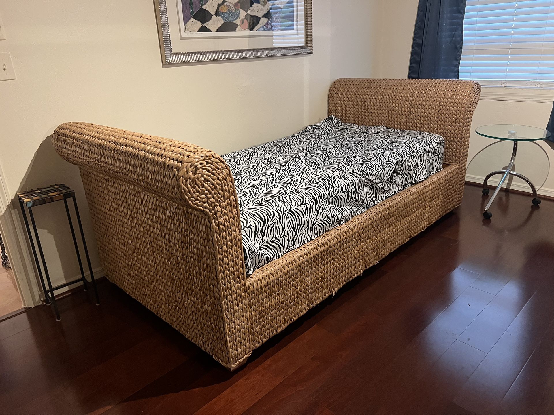 Pali&Pari Handwoven seagrass Twin Bed