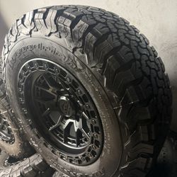 Vendo Rines Nuevos 17x9 De Ancho De 6-139.7 Con Llantas 265/70/R17 Bfgoodrich Con Un 80% De Vida Por $980