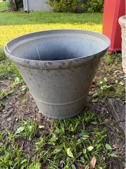 Heavy shiny Plastic Planter Pot like new no cracks Drainage Holes 16hx18d Garden Indoor Outdoor