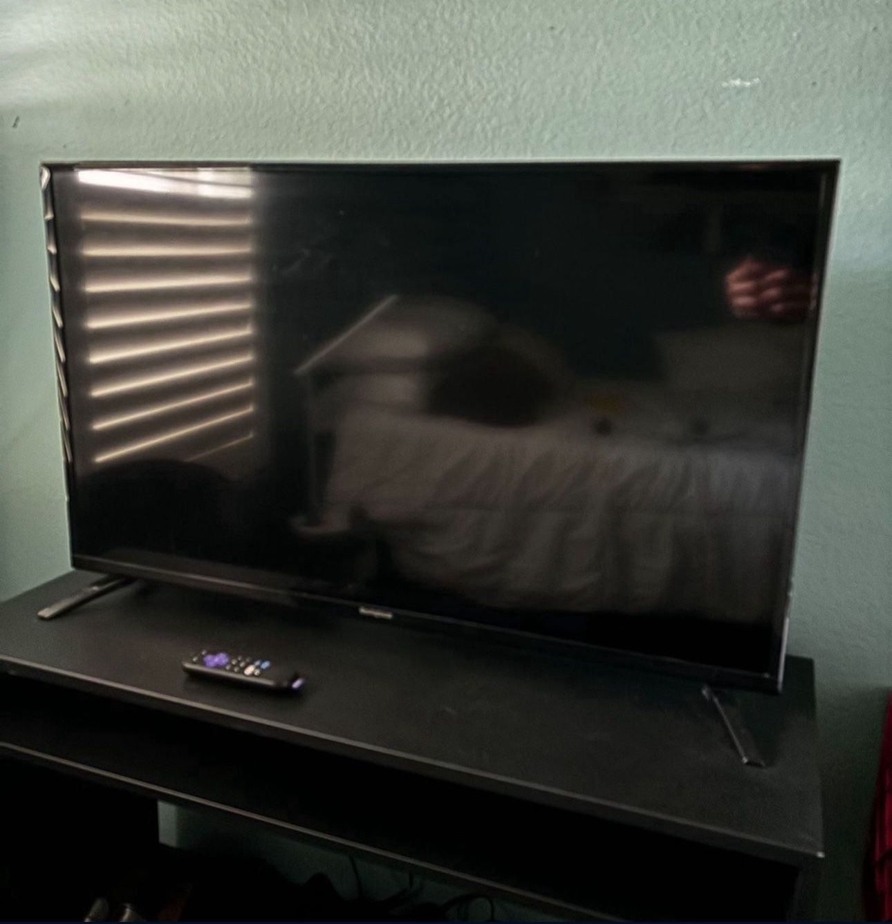40” TV W Roku