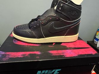 Air Jordan 1 Retro High OG Sneaker (tear away) size 4Y or 5.5women