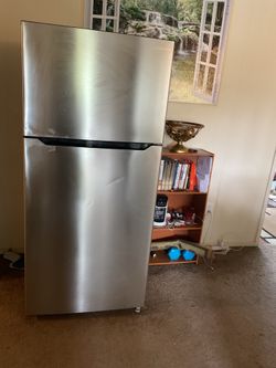 Insignia  refrigerator top freezer (not working)