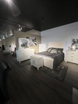 White 4PC Queen Bed, Dresser, Mirror And Nightstand 