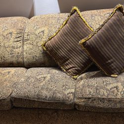 Couch With 2 Pillows 