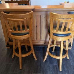Solid wood bar with 2 padded stools