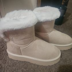 Cozy ,warm Winter Boots.Brand New Never Worn.